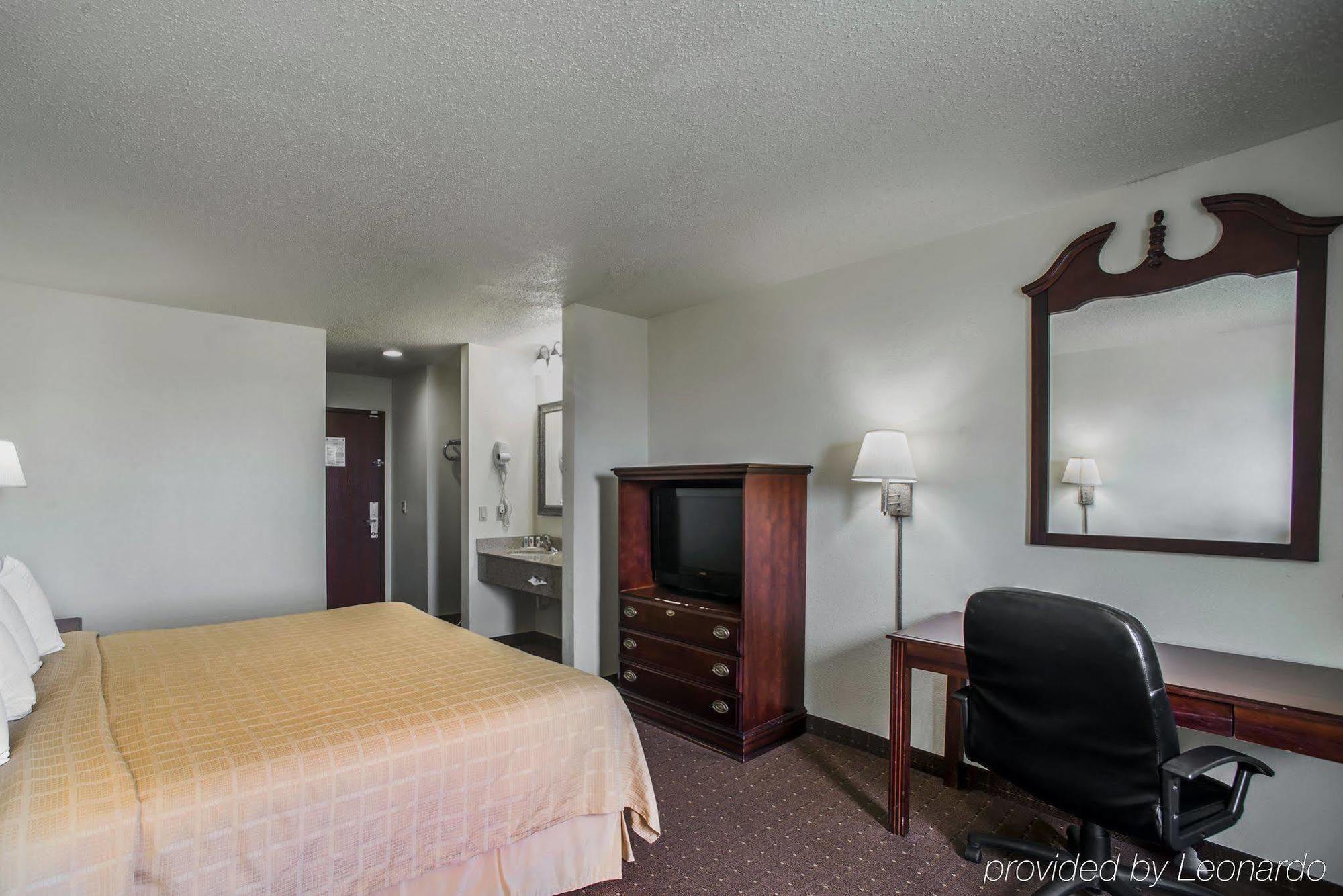 Super 8 By Wyndham Harrisburg Hotel Exterior photo